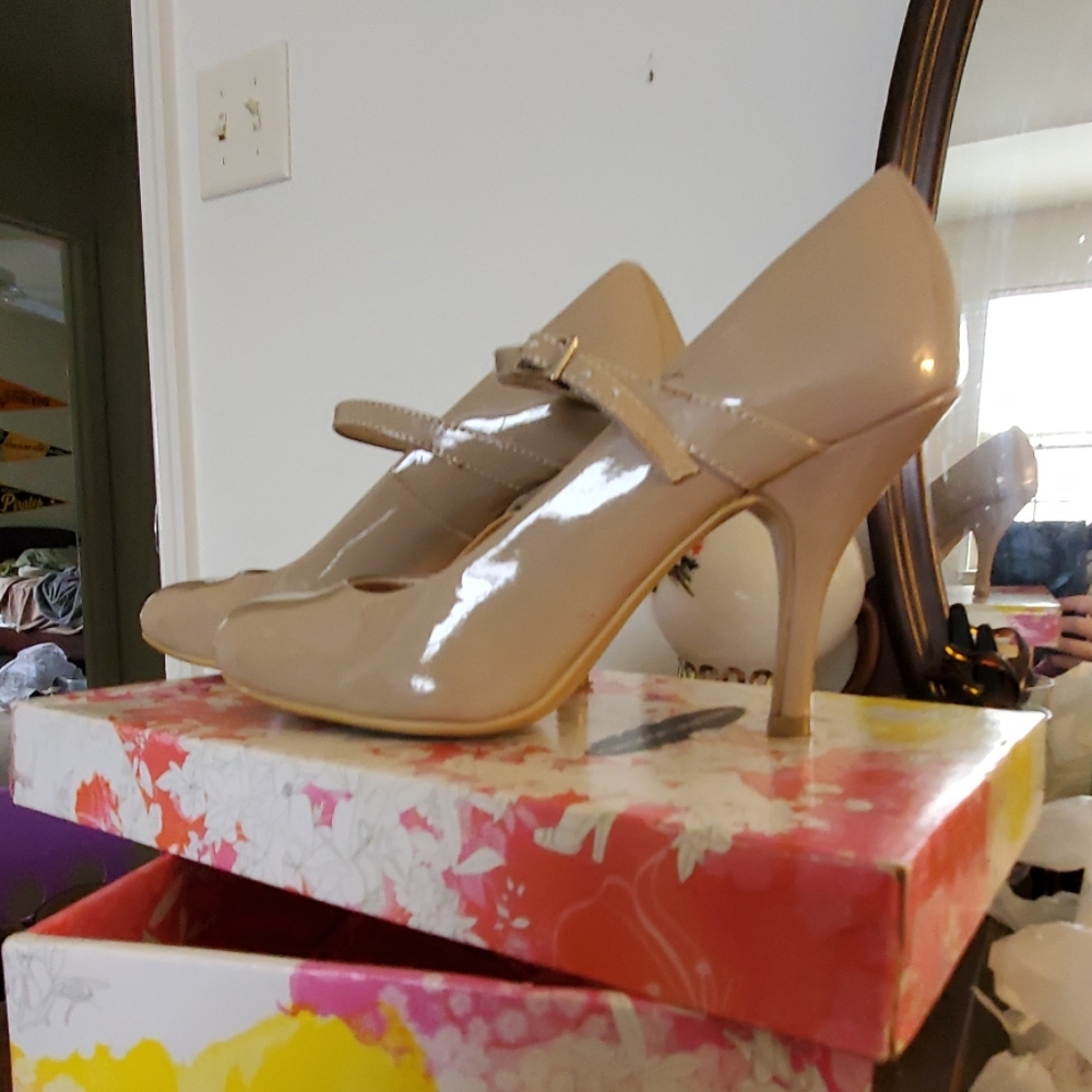 nude pumps with box worn once - Picture 2 of 5